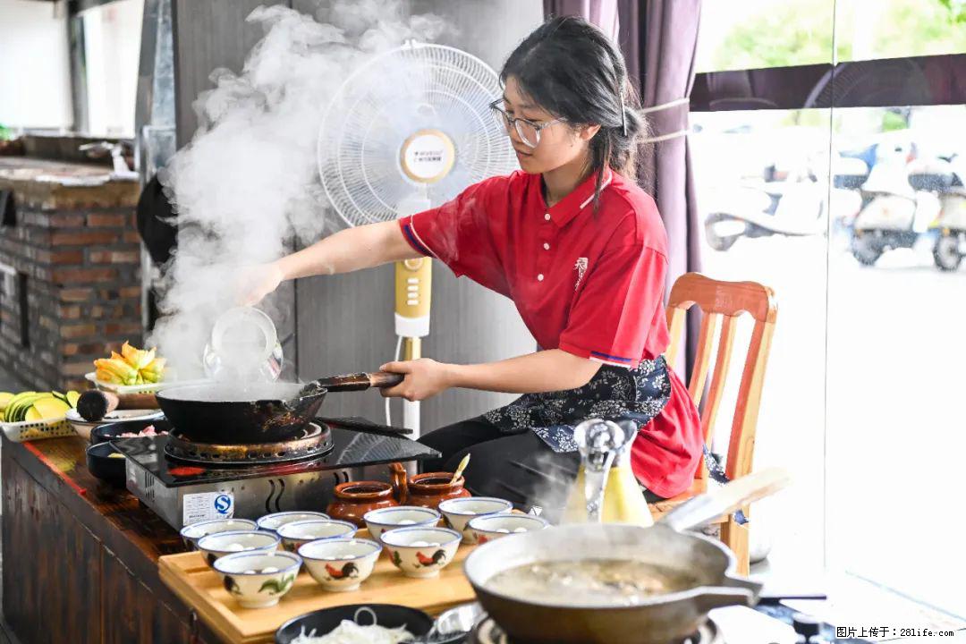 全网追的“扁担女孩”,找了一份暑假工,时薪12元 - 本溪生活资讯 - 本溪28生活网 benxi.28life.com